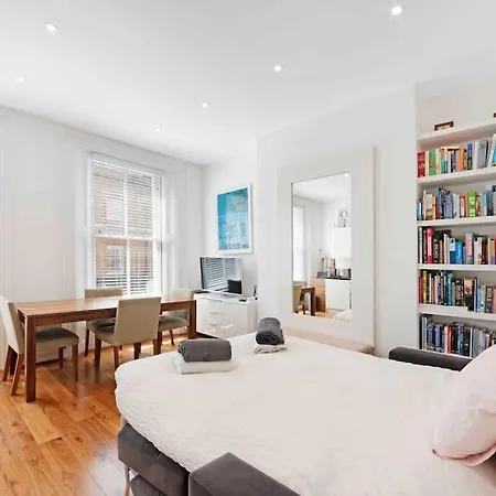 Huge 1 Bed -Sleeps 4 De Lux Soho Fitzrovia Suite